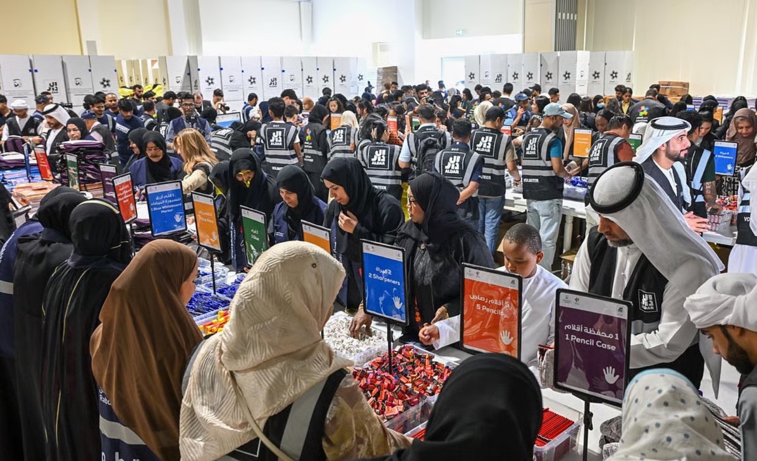Dubaï : 10 000 kits scolaires pour les enfants défavorisés | Die Geissens Real Estate | Luxus Immobilien mit Carmen und Robert Geiss – Die Geissens in Dubai