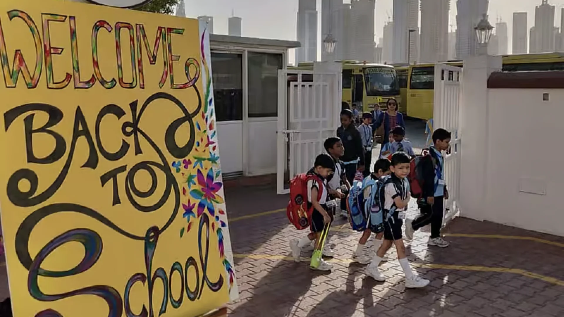 Schulstart in den Emiraten: Über 1 Mio. Schüler zurück – Routinen, Verkehr, Sicherheit und Immobilien-Chancen | Die Geissens Real Estate | Luxus Immobilien mit Carmen und Robert Geiss – Die Geissens in Dubai
