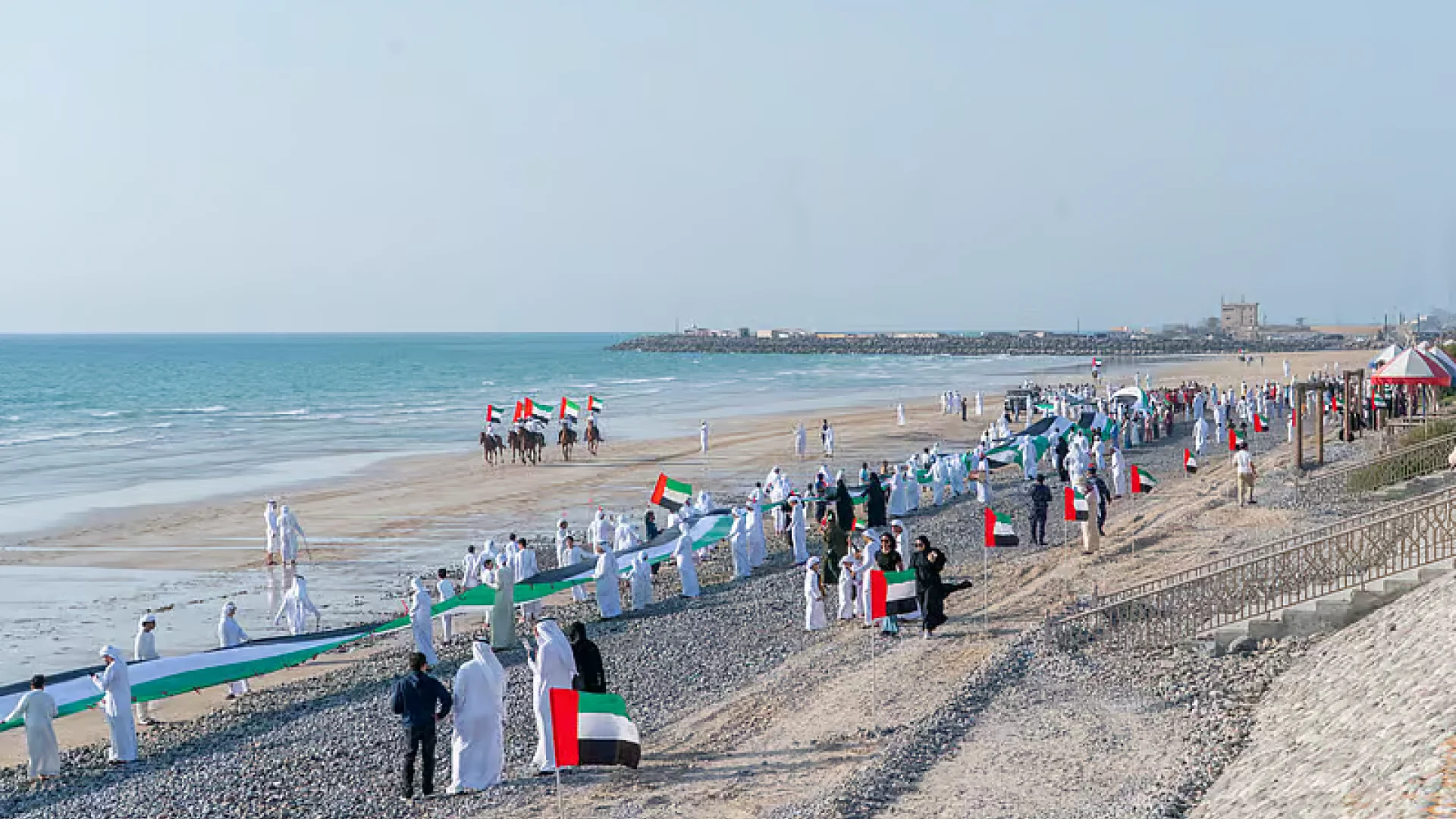 RAK : drapeau géant de 1 200 m à Shaam Beach | Die Geissens Real Estate | Luxus Immobilien mit Carmen und Robert Geiss – Die Geissens in Dubai