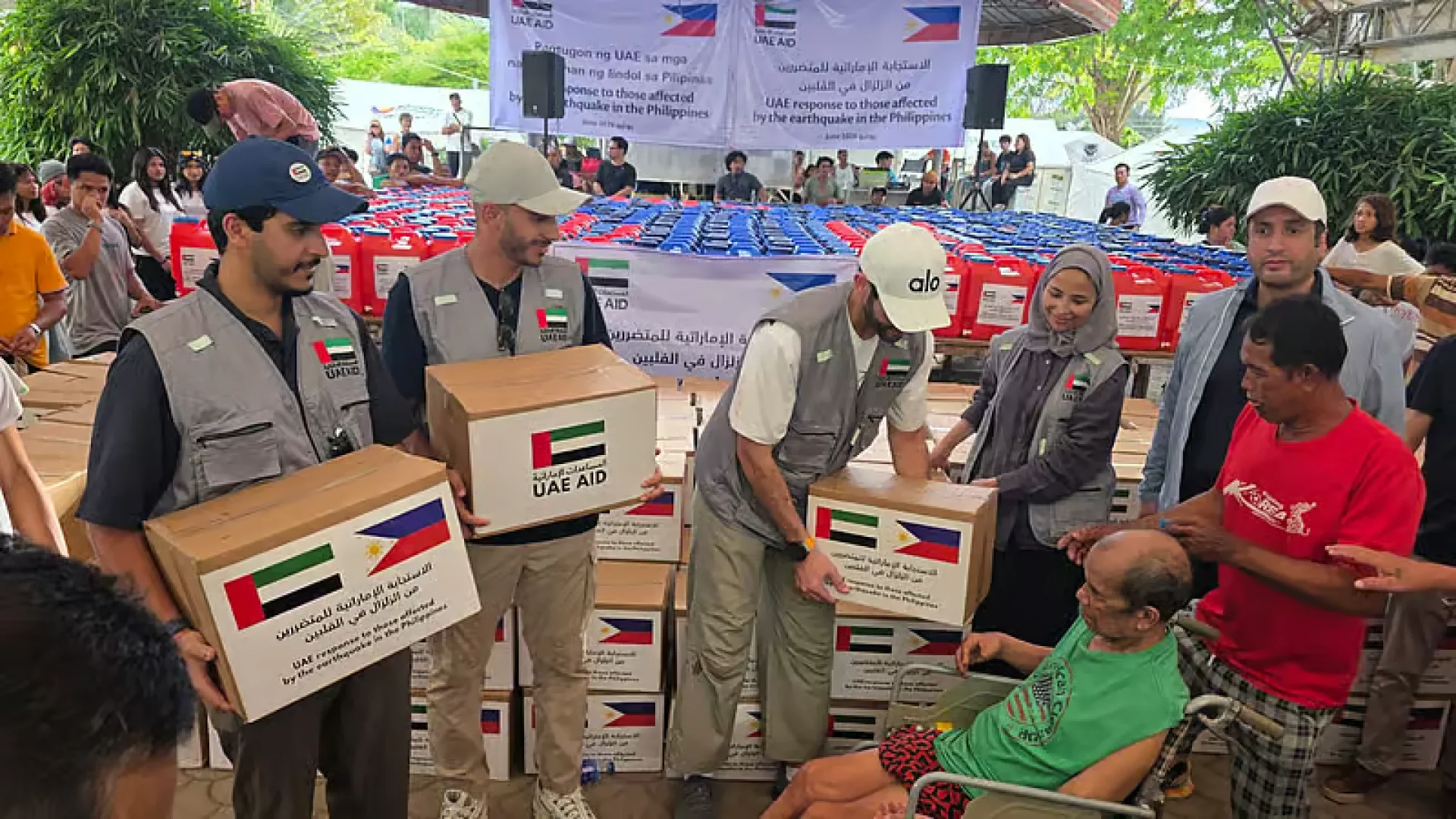 Aide des EAU aux Philippines : 700 colis, 500 gallons d’eau | Die Geissens Real Estate | Luxus Immobilien mit Carmen und Robert Geiss – Die Geissens in Dubai